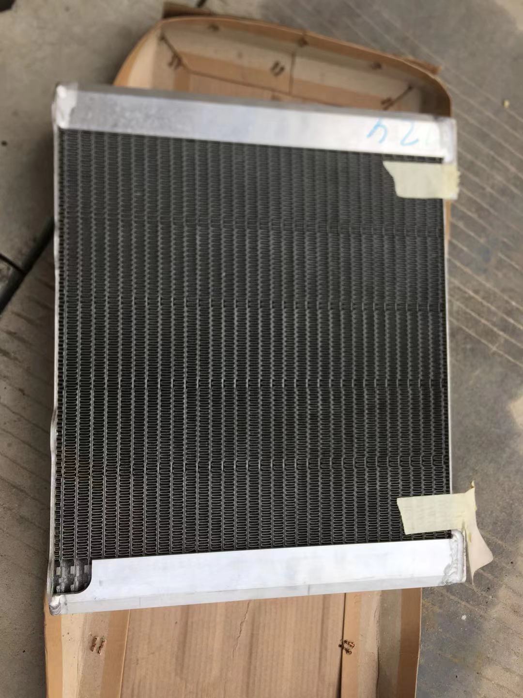 徐工1356摊铺机发动机散热器